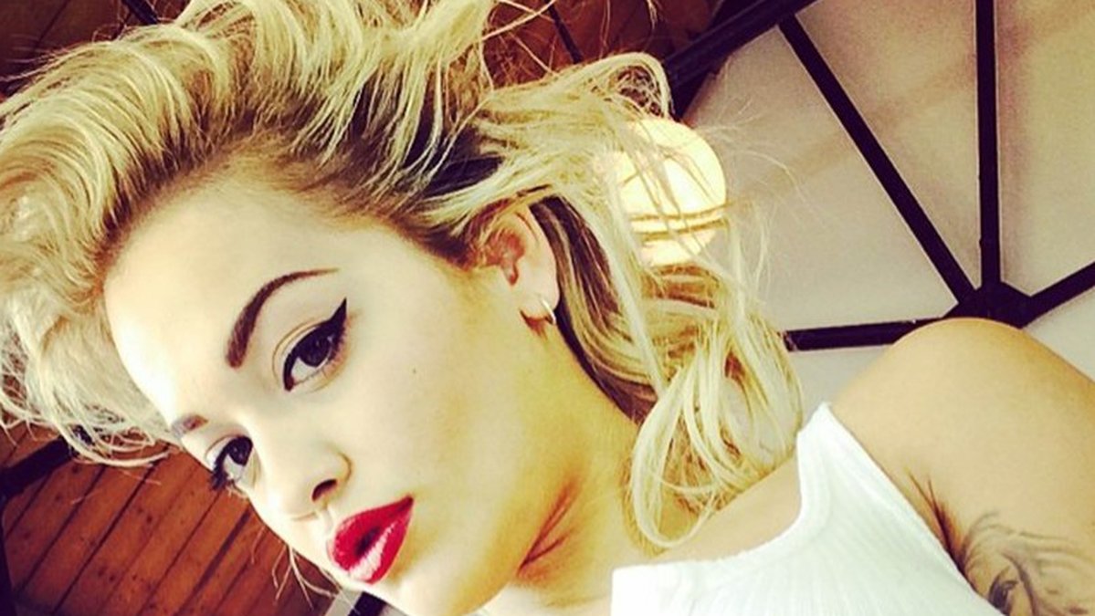 Rita Ora bjuder sina följare på en selfie. 